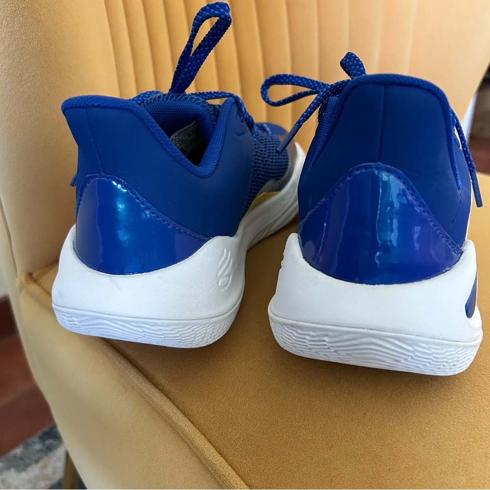 Under Armour Curry Flow Size 7 youth Blue and Yellow Athletic Shoes - Picture 3 of 6